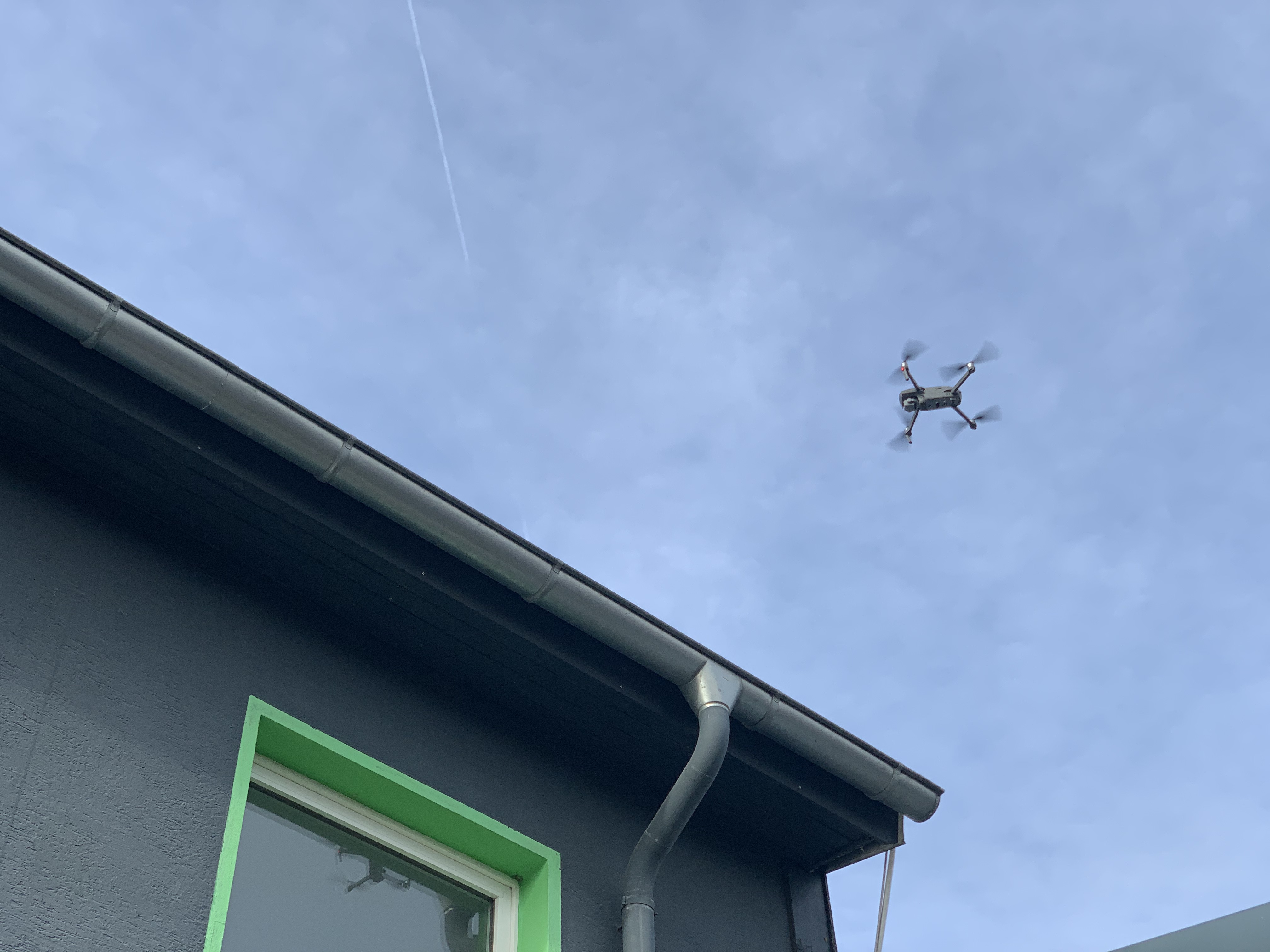 Für Inspektionen und Dokumentationen von Dächern und Dachrinnen, insbesondere bei höheren Gebäuden oder schwer zugänglichen Bauteilen, bieten wir den Einsatz von unbemannten Luftfahrzeugen (Drohnen) an, um den Umfang eventueller Schäden fachlich zu beurteilen